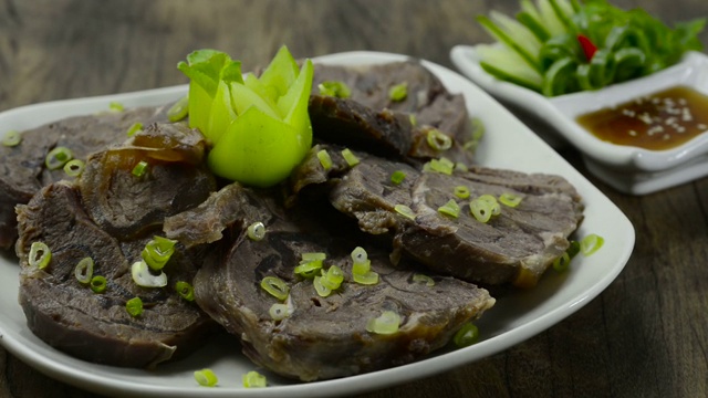 红烧牛腿片配香油酱装饰黄瓜和蔬菜视频下载