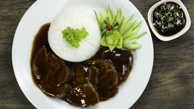 红烧牛腿配米饭食谱装饰黄瓜视频素材