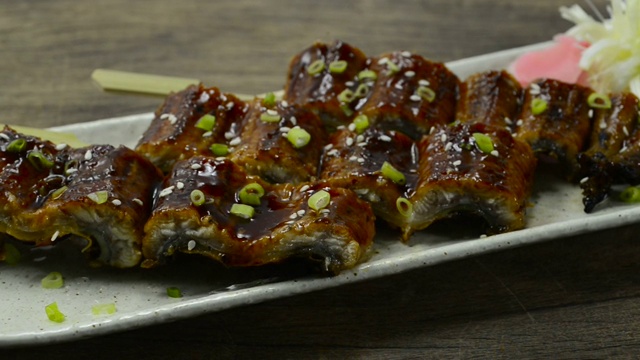 Unagi Don烤鳗鱼串美味的菜肴，腌姜雕韭菜装饰视频下载