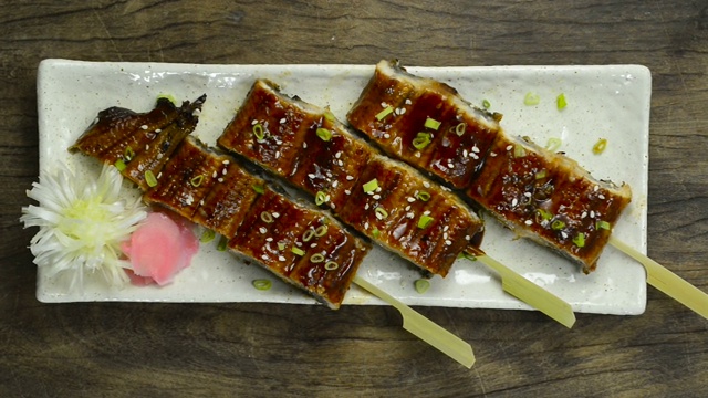 Unagi Don烤鳗鱼串美味的菜肴，腌姜雕韭菜装饰视频下载