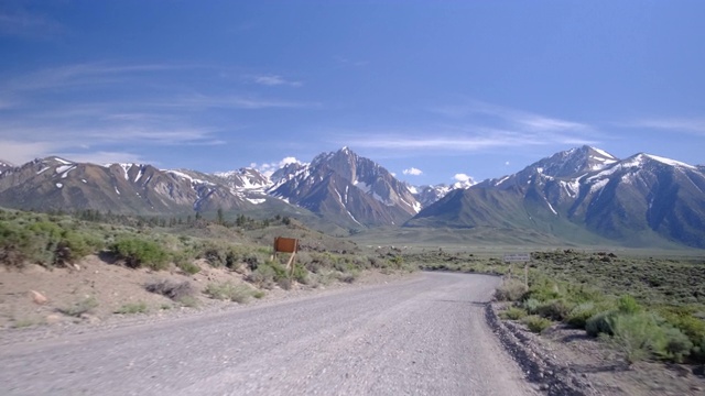 约塞米蒂山谷与埃尔卡皮坦，布瑞达威尔瀑布和半圆顶隧道视图，约塞米蒂，加利福尼亚州，美国。视频素材