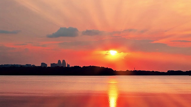 城市的日落。夕阳的余晖。视频素材