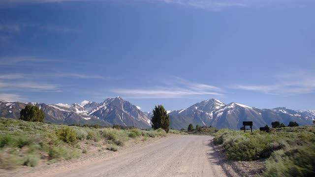 约塞米蒂山谷与埃尔卡皮坦，布瑞达威尔瀑布和半圆顶隧道视图，约塞米蒂，加利福尼亚州，美国。视频素材