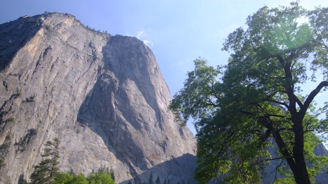 约塞米蒂山谷与埃尔卡皮坦，布瑞达威尔瀑布和半圆顶隧道视图，约塞米蒂，加利福尼亚州，美国。视频素材