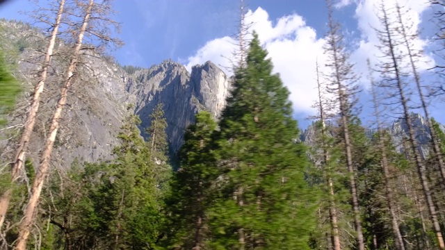 约塞米蒂山谷与埃尔卡皮坦，布瑞达威尔瀑布和半圆顶隧道视图，约塞米蒂，加利福尼亚州，美国。视频素材