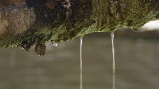 水珠从一个古老的石头喷泉滑下视频素材