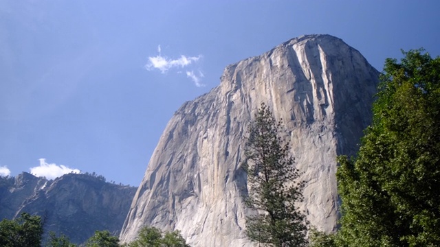 约塞米蒂山谷与埃尔卡皮坦，布瑞达威尔瀑布和半圆顶隧道视图，约塞米蒂，加利福尼亚州，美国。视频素材