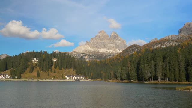 色彩斑斓的秋季景观围绕着湖前旅游胜地的米苏拉那湖。视频素材