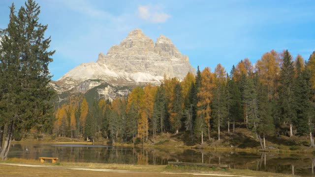 阿尔卑斯山的落基山脉俯瞰着被秋季景观包围的安托诺湖视频素材