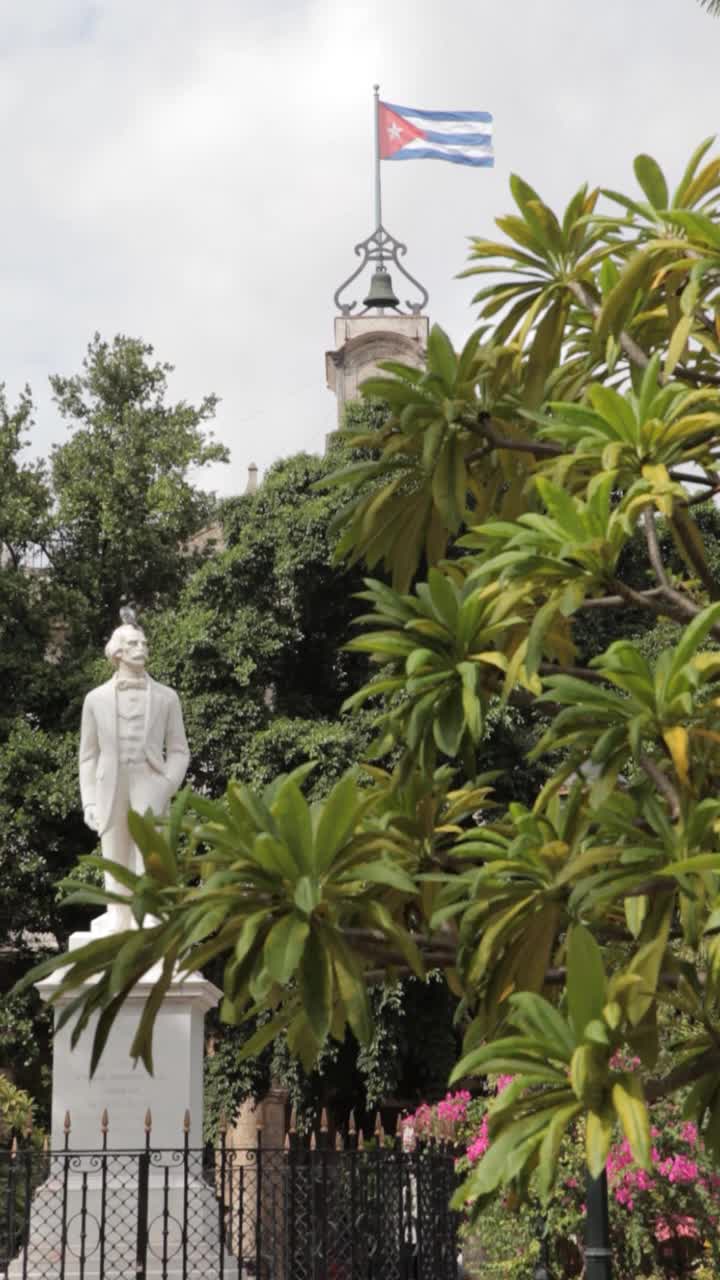 生活方式旅行古巴建筑人和日常场景在加勒比垂直格式视频社交网络视频素材