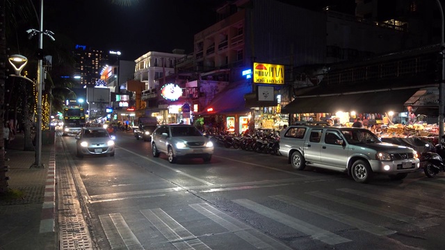 芭堤雅之夜，小轿车、摩托车走在街头的海滨大道上。视频素材