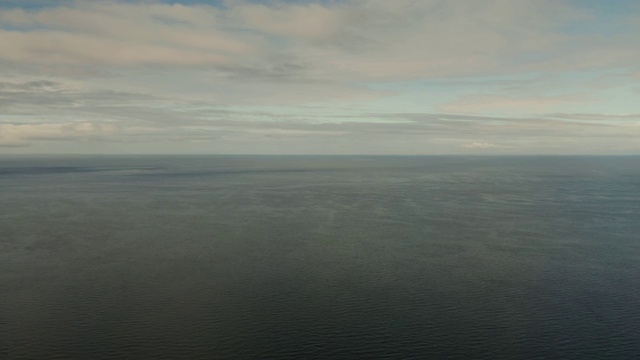 海景，蔚蓝的大海，云和岛屿的天空视频素材