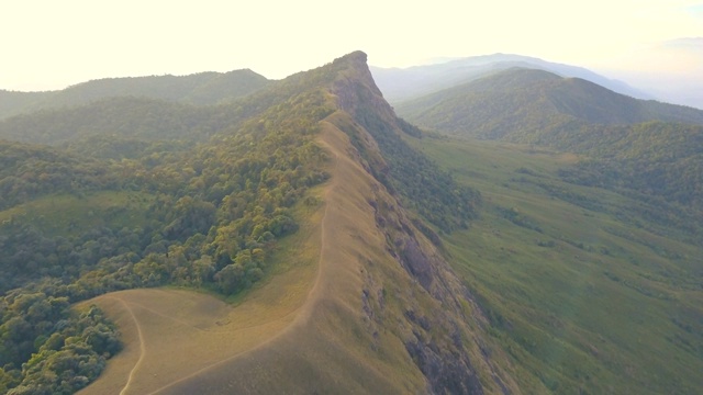 鸟瞰图无人机推进Doi Mon jong山全景山景在清迈，泰国。视频素材