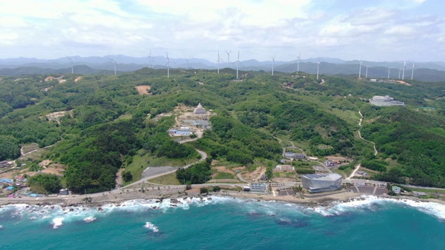 海景和风力涡轮机/盈德郡，庆尚北道，韩国视频素材