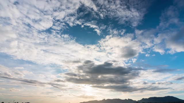 日落时的天空、太阳和云彩。自然背景视频素材