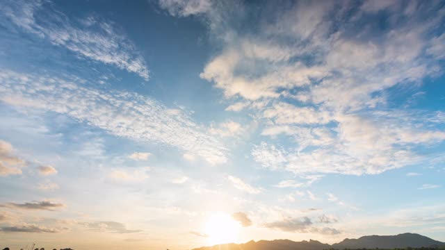 日落时的天空、太阳和云彩。自然背景视频素材