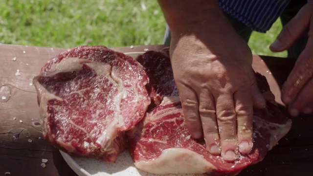 盐腌制牛肉视频素材