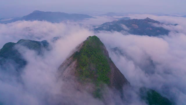 韩国全乐道市麦山省公园(济南郡)麦山山(马耳山)上空的云海视频素材