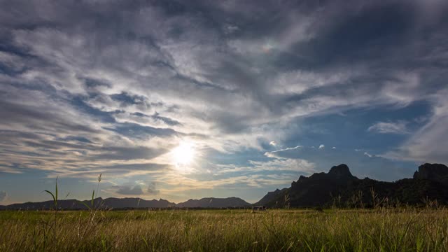 日落时的天空、太阳和云彩。时间流逝泰国视频素材