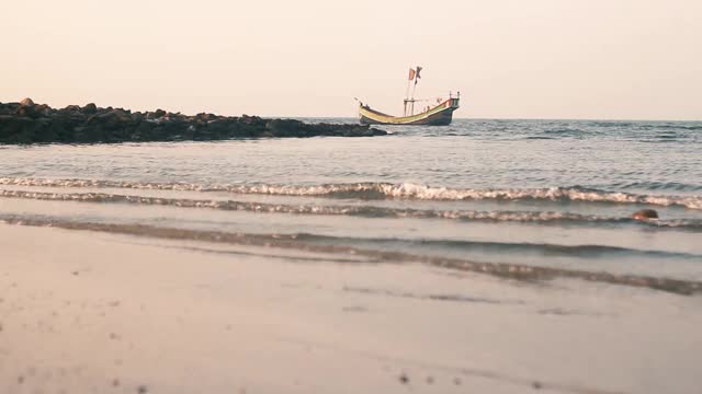 海滩上海浪放松。海滩上海浪船治愈。视频素材