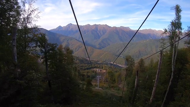 POV时间推移行走在绳索升降机在秋天的山。美丽的金色森林在阿尔卑斯山的背景下，蓝色的天空视频素材