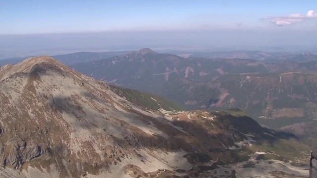 滑翔机飞越西太特拉山脉视频素材