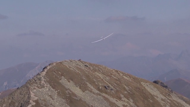 滑翔机飞越西太特拉山脉视频素材