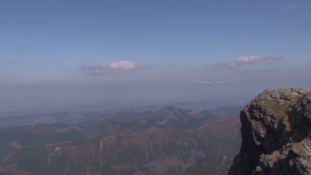 滑翔机飞越西太特拉山脉视频素材