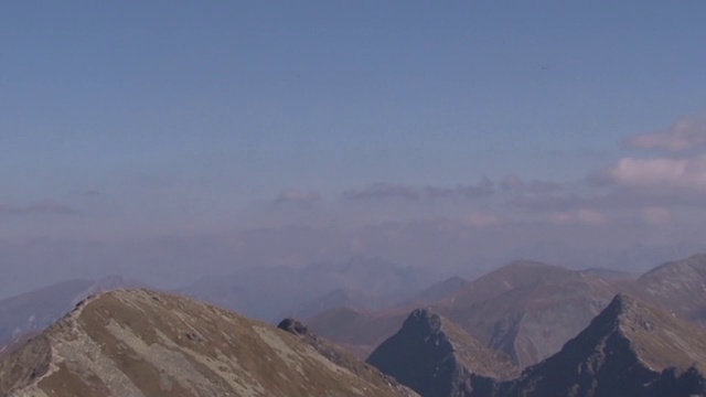 滑翔机飞越西太特拉山脉视频素材