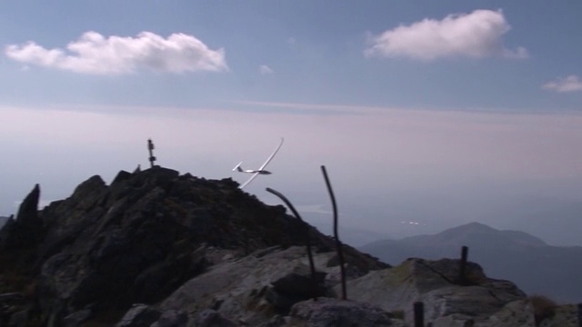 滑翔机飞越西太特拉山脉视频素材