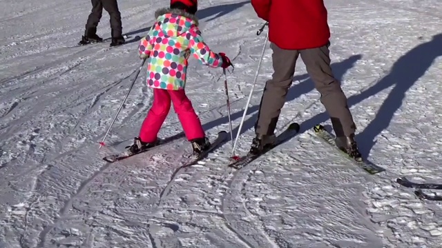 雪地上的滑雪者视频素材