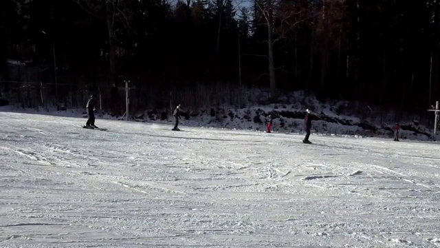 滑雪场上的滑雪者视频素材