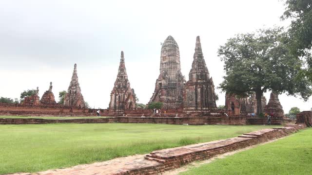 泰国大城府:- 2020年10月16日- Wat Chaiwatthanaram temple是位于大城府历史公园的一座佛教寺庙，是泰国历史的地标和旅游景点视频素材