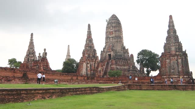 泰国大城府:- 2020年10月16日- Wat Chaiwatthanaram temple是位于大城府历史公园的一座佛教寺庙，是泰国历史的地标和旅游景点视频素材