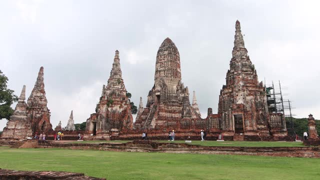 泰国大城府:- 2020年10月16日- Wat Chaiwatthanaram temple是位于大城府历史公园的一座佛教寺庙，是泰国历史的地标和旅游景点视频素材