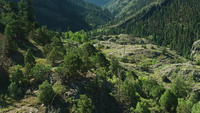 壮观的风景在洛基山脉附近的奥雷，科罗拉多州-空中视频素材