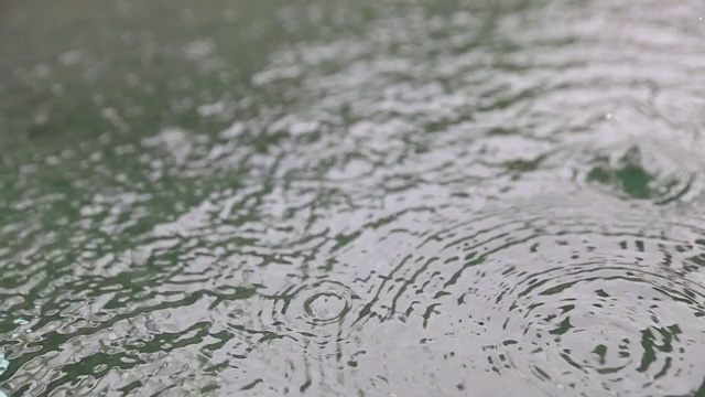 巴厘岛暴雨肆虐。视频下载