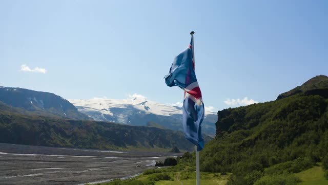 空中，波夫，冰岛国旗对着多山的风景，冰岛视频素材