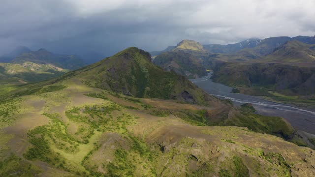 空中，波夫，冰岛的一个多草的山地景观视频素材