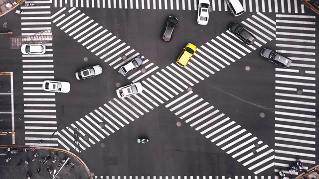 市区过街天桥俯视图视频素材