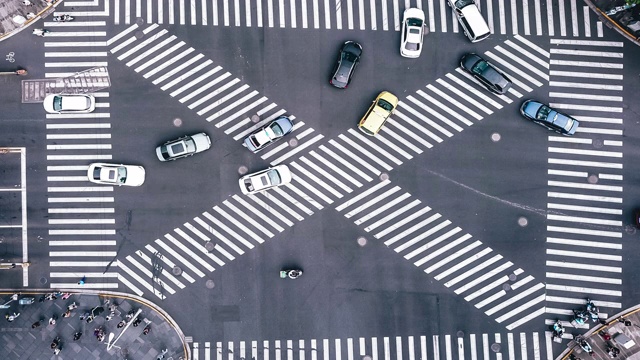 T/L无人机视角的城市街道十字路口视频素材