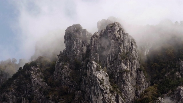 山峰在雾中视频素材