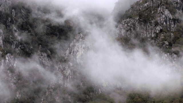 山峰在雾中视频素材