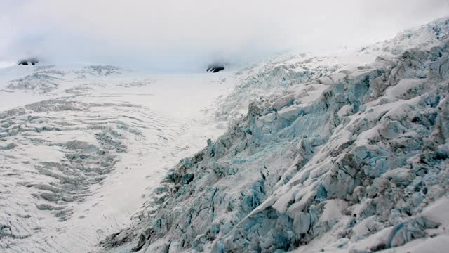 南阿尔卑斯山雪结构上空的航拍视频素材