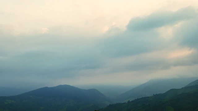 风景时间流逝的云流上方美丽的山脉视频素材