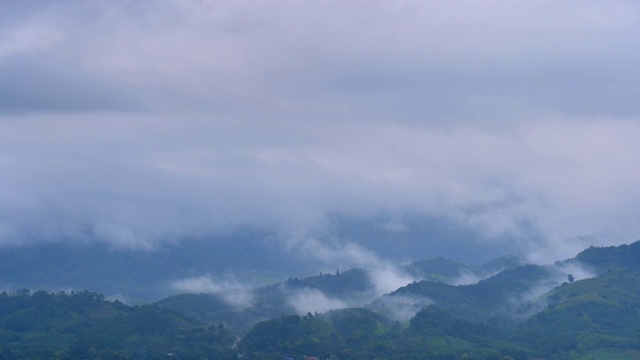 景色时间流逝的雾在山谷与日出的山，自然背景视频素材