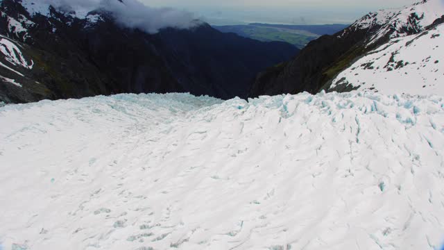 空中俯瞰积雪覆盖的库克山视频素材