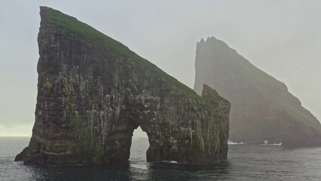 法罗群岛drangarir Rocks和Tindholmur in the Rain 4K视频素材