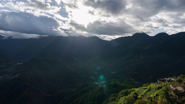 4K延时雾在山上和阳光透过云层在日出视频素材