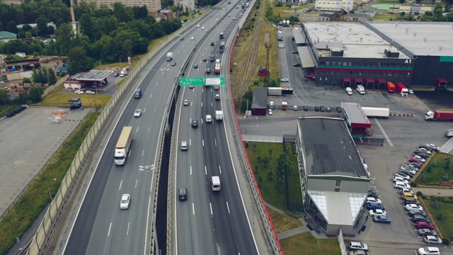 高速公路休息区鸟瞰图，有大型汽车和卡车停车场。公路基础设施俯视图。视频素材